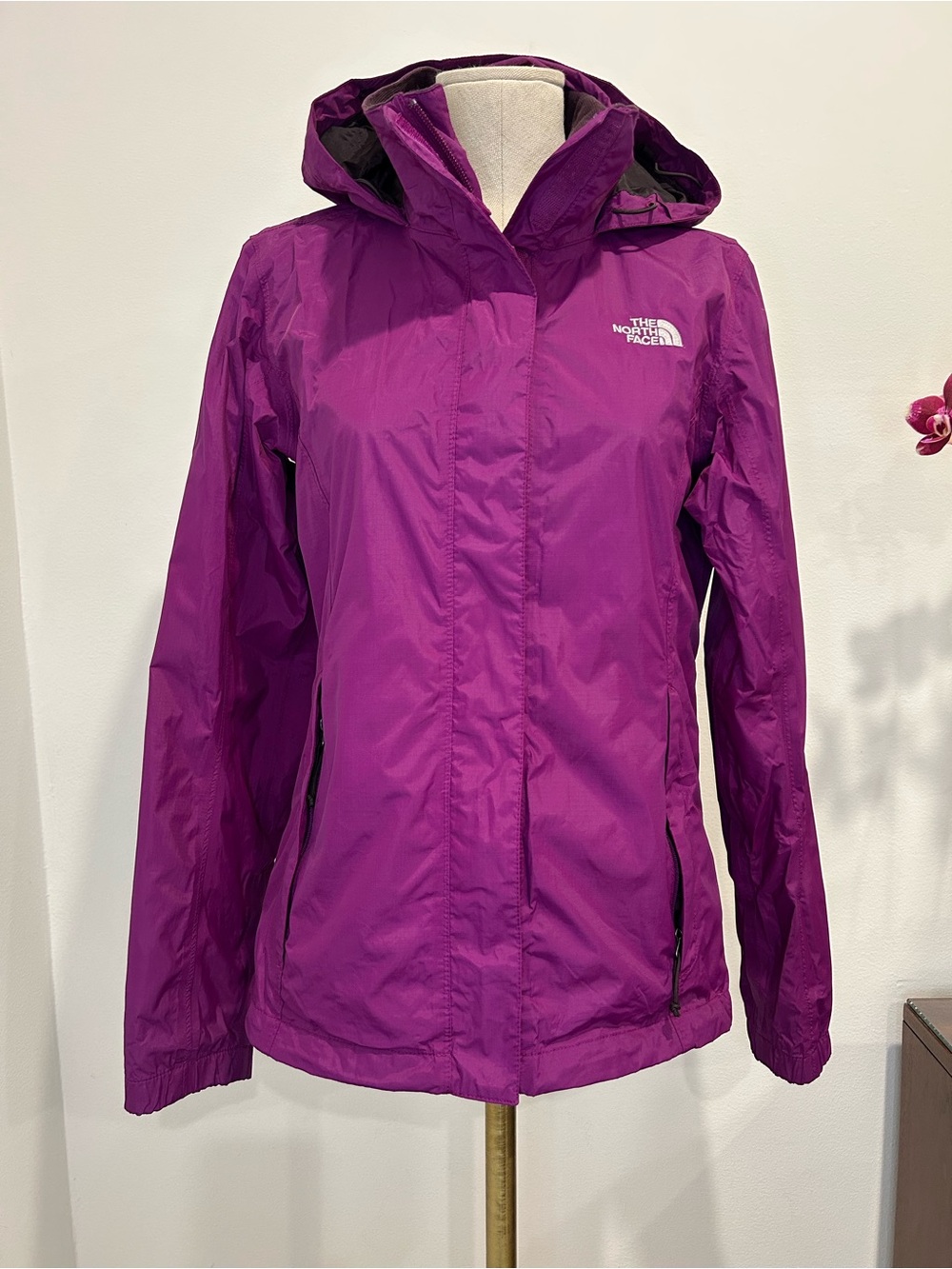 THE NORTH FACE - Magenta HyVent Rain Resolve Jacket Size S